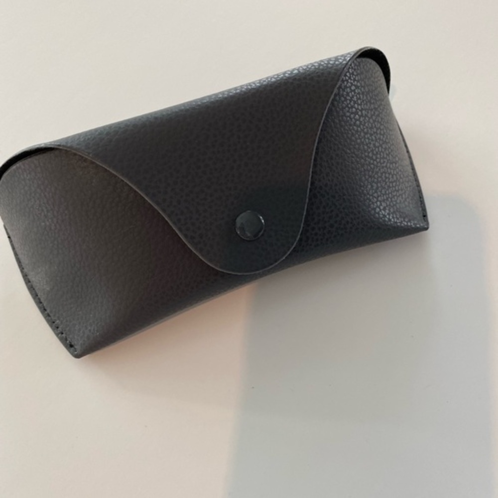 GUESS BLACK SUNGLASSES WITH CASE NEW WITH OUT TAG - Picture 9 of 11